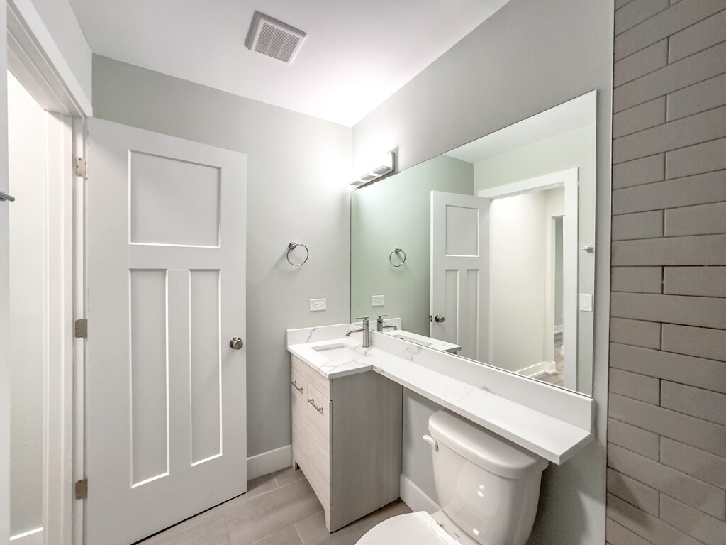 Building Photo - 536 W Barry Ave