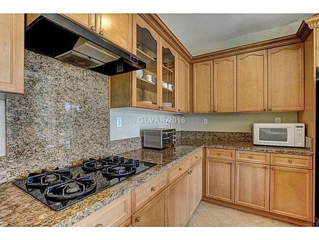 Building Photo - Stunning & Spacious Home with Park Views and Pool!