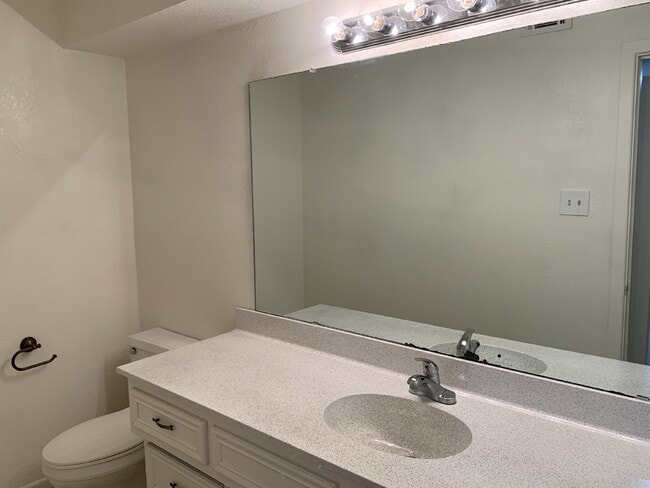 Building Photo - Updated Duplex in the Heart of Shopping an...