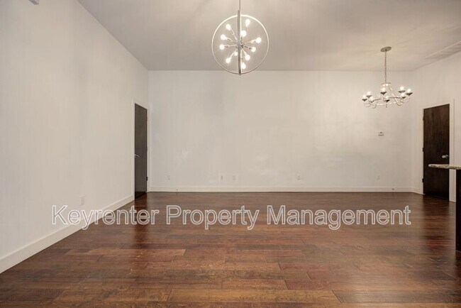 Building Photo - 727 NE 5th St