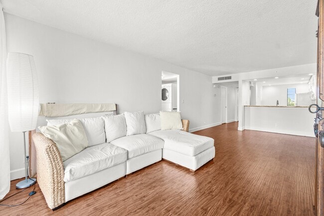 Building Photo - 15 Royal Palm Way