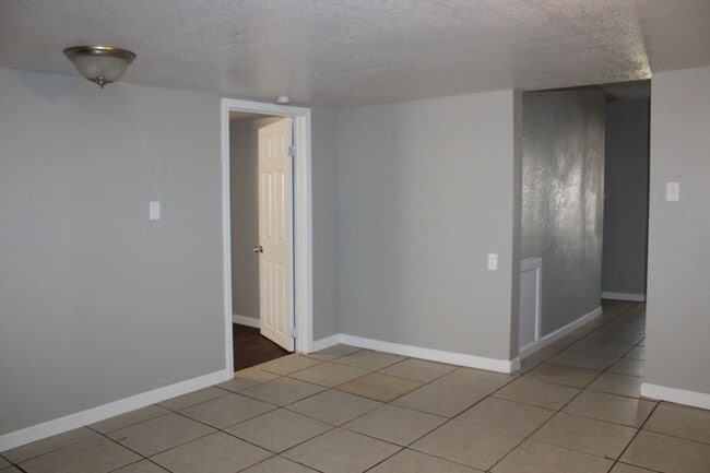 Building Photo - 3 or 4 bedrooms! Your Choice!