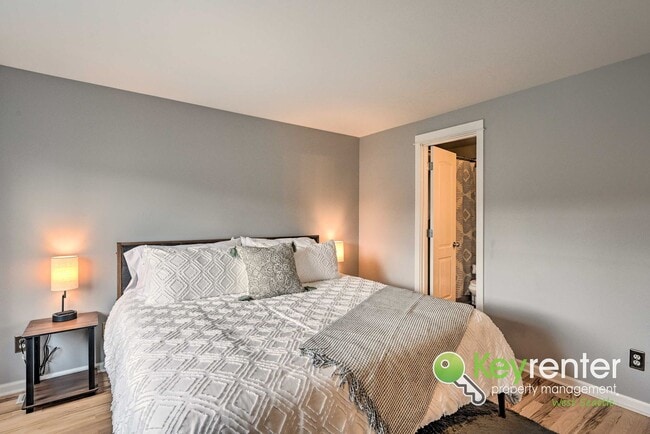 Building Photo - Beautifully Renovated 3 Bed Townhome in Prime North Seattle Location