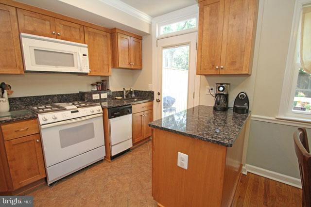 Building Photo - Classic Townhome with Hardwood Floors and Functional Layout