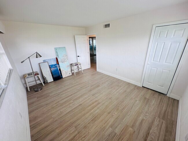 Building Photo - 3536 Belle Vista Dr E