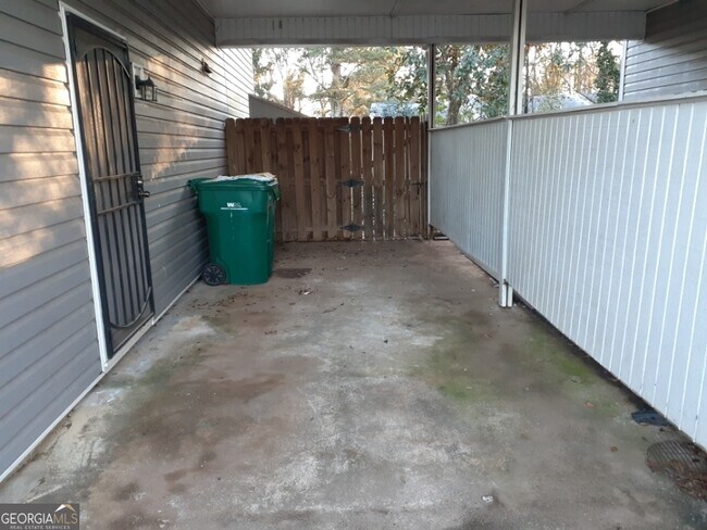 Building Photo - 170 Governors Dr