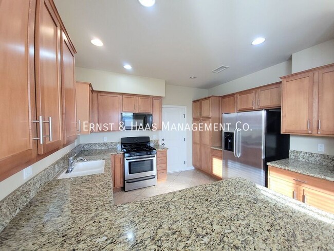 Building Photo - Beautiful 3 Bedroom 2.5 Bath Modern Home i...