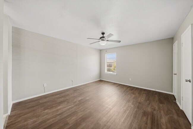 Building Photo - Updated Two-Story Duplex in Pearland with Yard Care Included