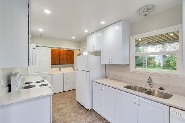 Building Photo - Great 2bd 1ba Cottage in Wedgwood