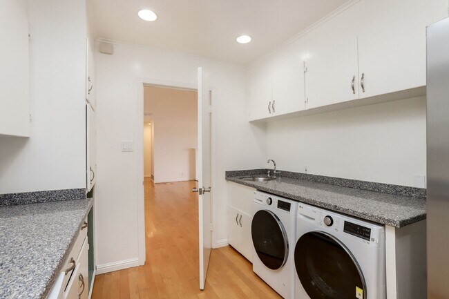 Building Photo - 3 Bed / 3 Bath + Bonus room pet friendly M...