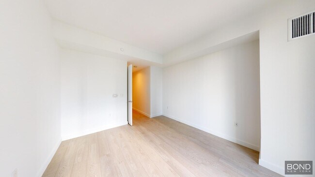 Building Photo - 400 W 61st St