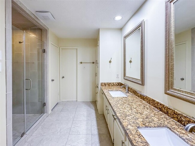 Building Photo - 2926 Colonial Dr