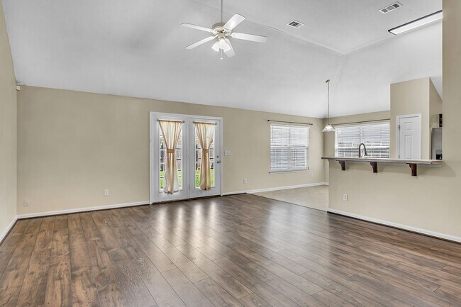 Building Photo - 3 Bedroom 2 Bathroom Home in Hampton Place...