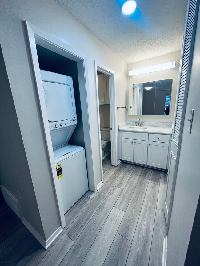 Building Photo - Condominium in Greenbrier. Available immediately! Conveniently located near the U of M. Newly ren...