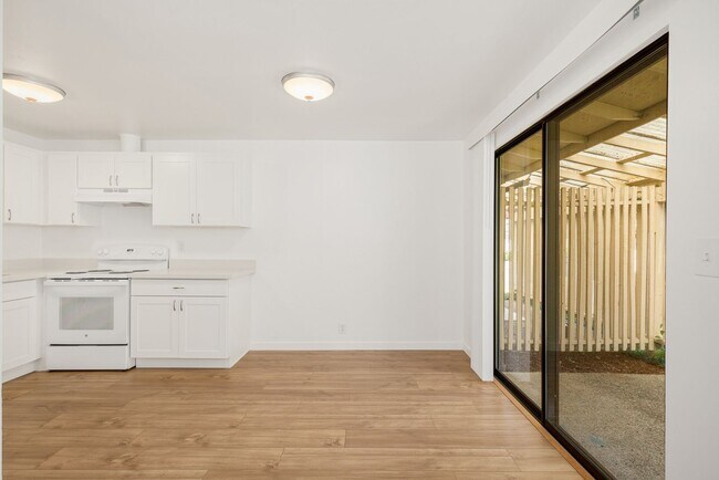 Building Photo - Downtown Issaquah 2 Bedroom 1 Bath Duplex