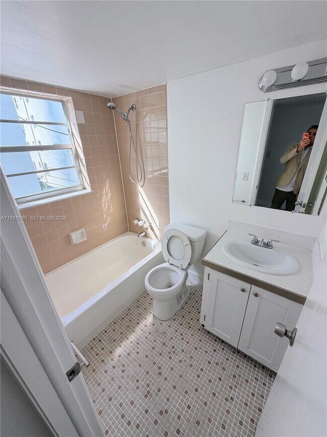 Building Photo - 2001 Bay Dr