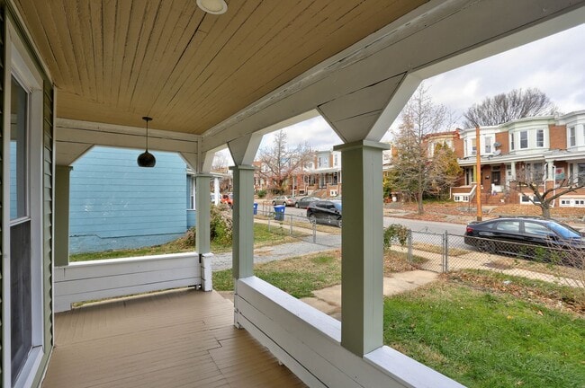 Building Photo - Renovated Single Family 2BR+2Bonus Rm/2.5BA Home in the Heart of Waverly