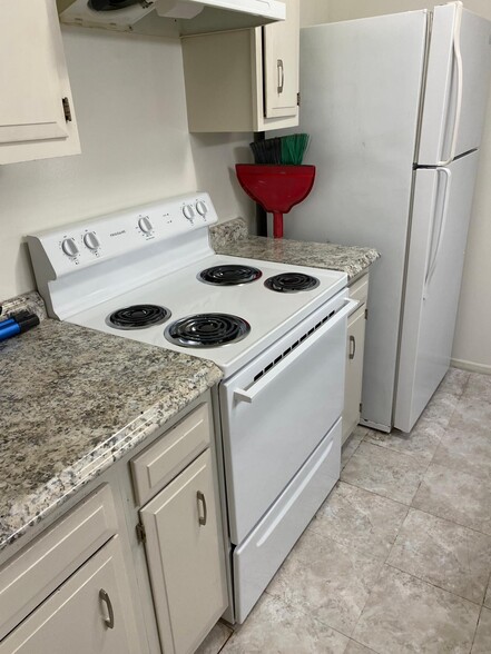 Kitchen and Range - 808 Southgate Dr