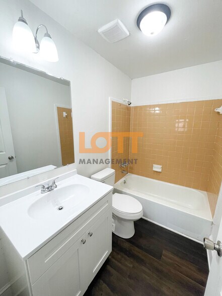 Building Photo - 205 King St