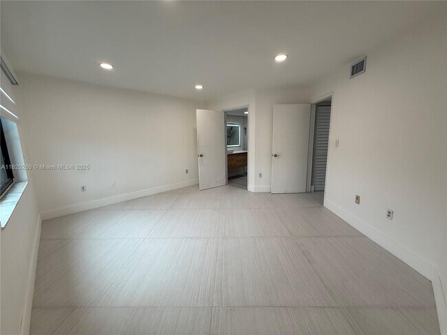 Building Photo - 9405 Fontainebleau Blvd