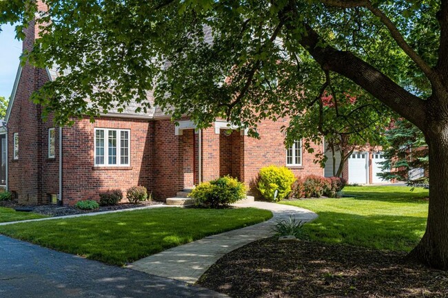 Primary Photo - Large 4 bedroom Home for Rent