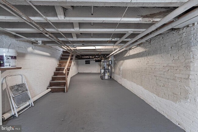 Building Photo - 416 E Cross St