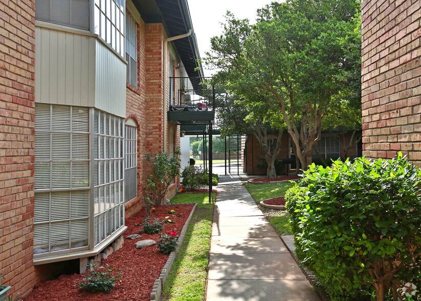 Santa Fe Village & Highlander Apartments 2010 Santa Fe St Wichita