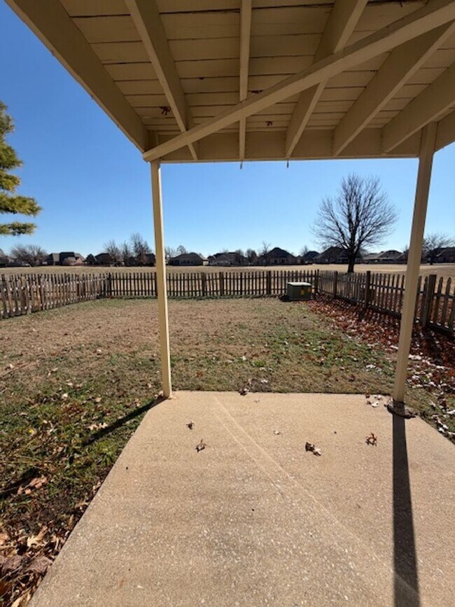 Building Photo - Spacious 2 bed/2.5 Baths - Duplex in the Surrey Hills Addition