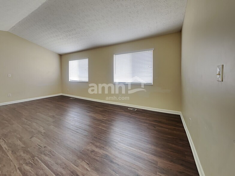 Building Photo - 3679 Shorewood Dr