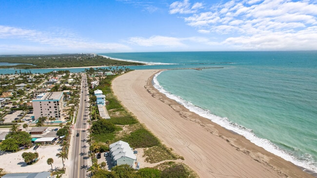 Building Photo - 711 S Ocean Dr