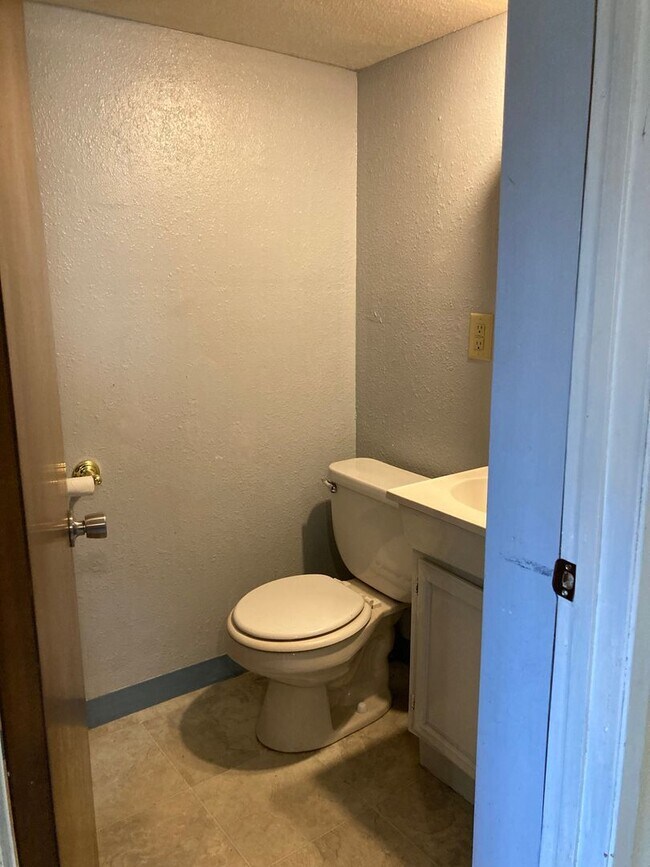 Building Photo - Three Bedroom Single-Family Home Close To ...