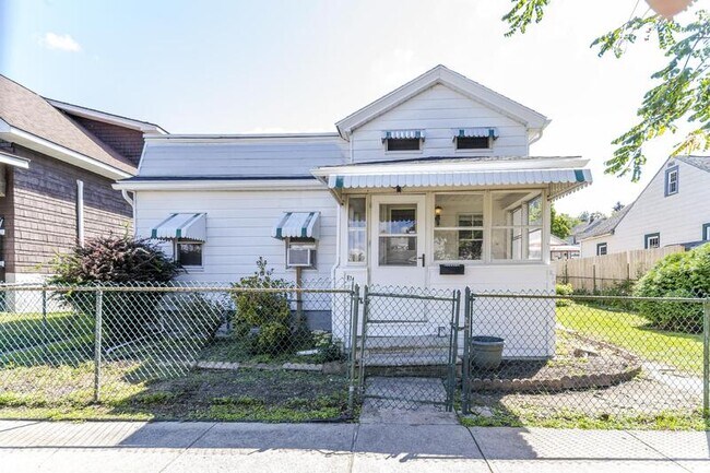 Building Photo - 874 6th Ave