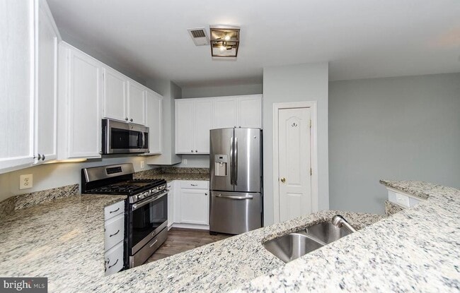 Building Photo - 8069 Gatehouse Rd