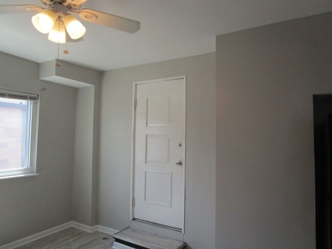 Building Photo - UPDATED 1 BEDROOM, 1 BATH HOME + OFFICE IN...