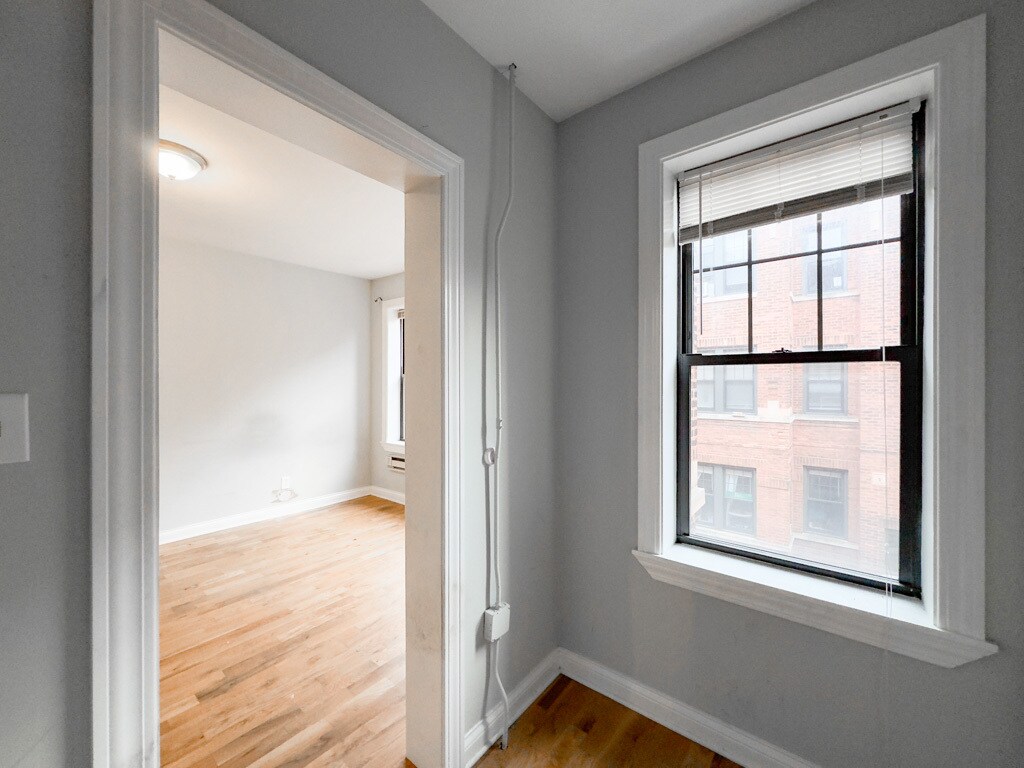 Building Photo - 4424 N Wolcott Ave