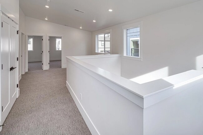 Building Photo - Spacious Westside Home with Loft and Upgra...