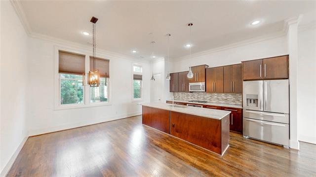 Building Photo - 620 S Pearl Expy