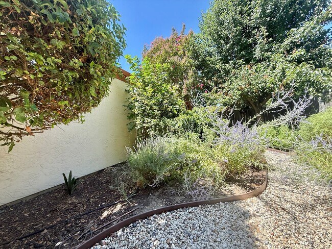 Building Photo - Furnished!! - One story gem in North Davis