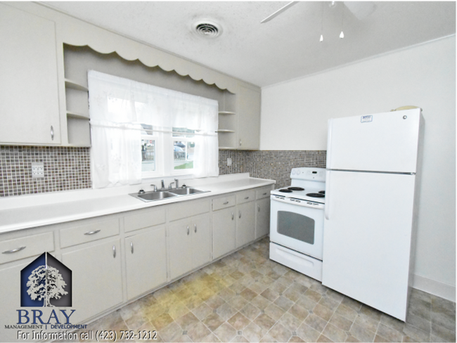 Building Photo - Centrally located charming cottage!