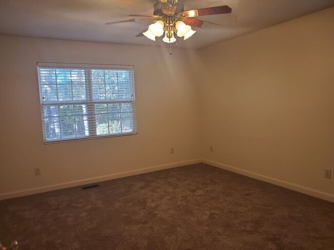 Building Photo - NEW LISTING! 3 Bedroom/ 2 Full Bath Home L...