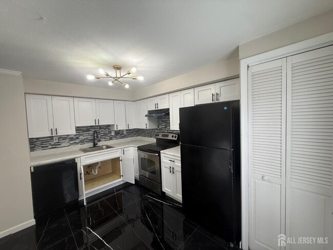 Building Photo - 14 James Cubberly Ct