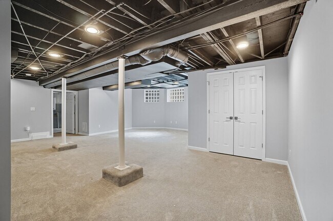 Building Photo - 6 Bed/3 Bath Remodeled Hyde Park Home w/Ce...