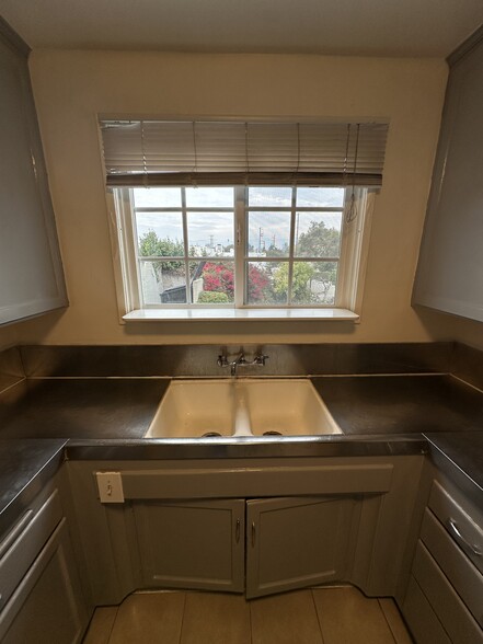 Building Photo - 2477 Silver Lake Blvd