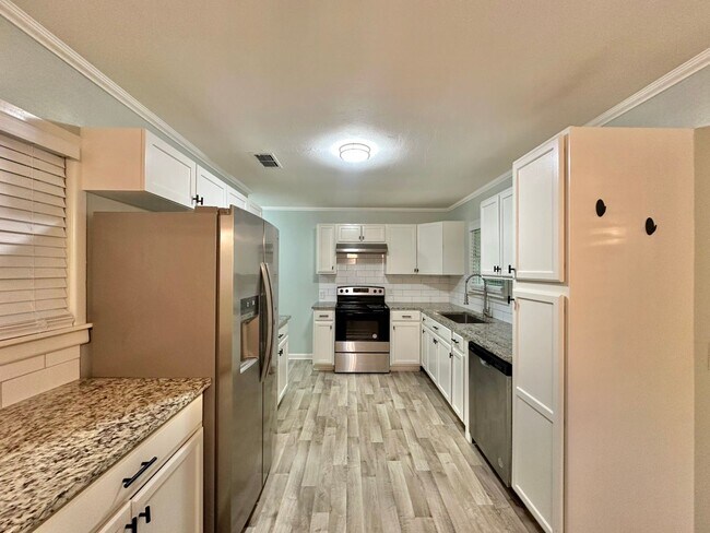 Building Photo - Updated 3-Bedroom Home Near TJC & Medical District!
