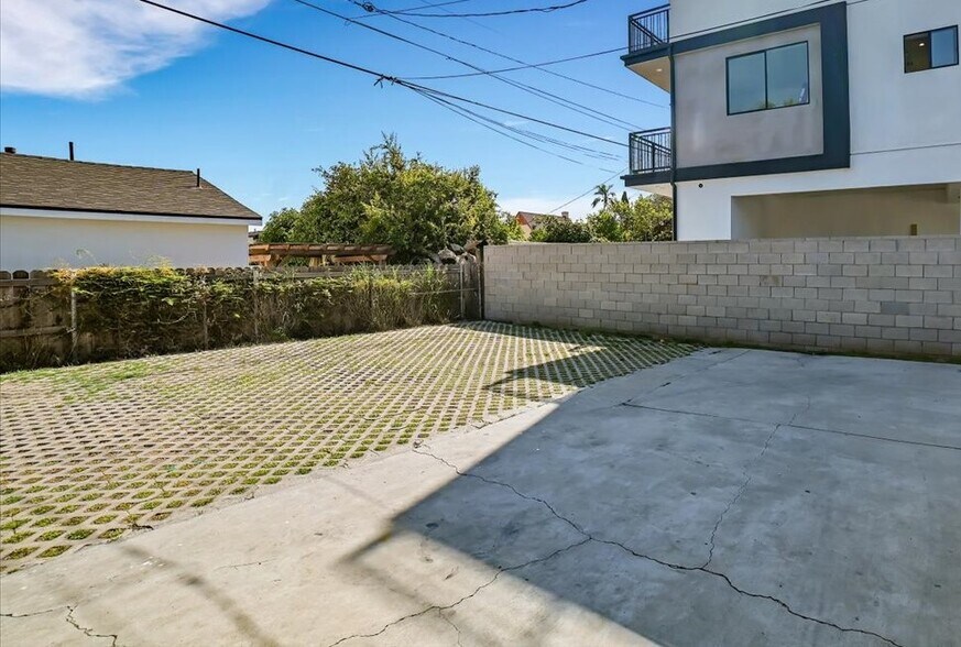 Building Photo - 4667 Pickford St