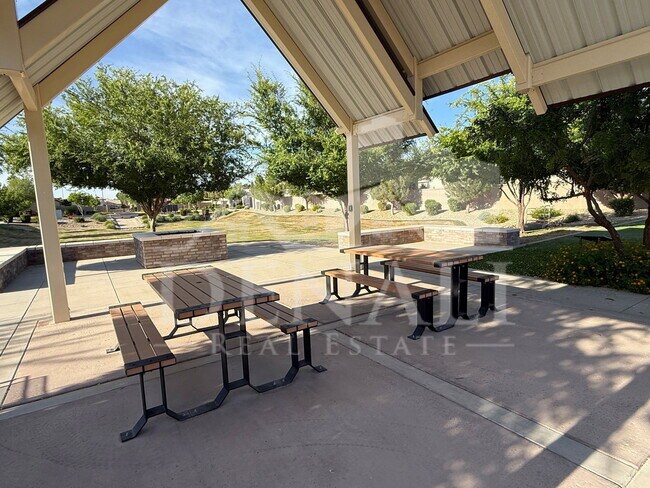 Building Photo - 1153 E Nolan Pl