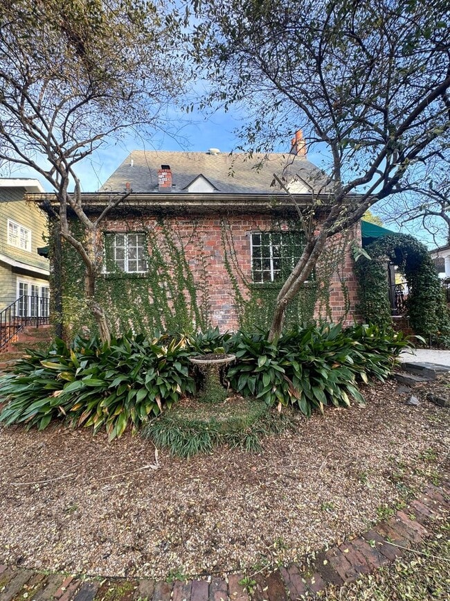 Building Photo - Stunning 4 Bed 4 Bath Haymount Home