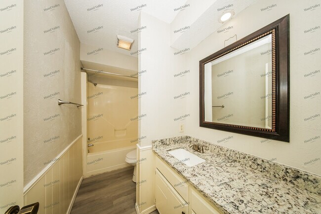 Building Photo - 813 N Briarcliff Dr