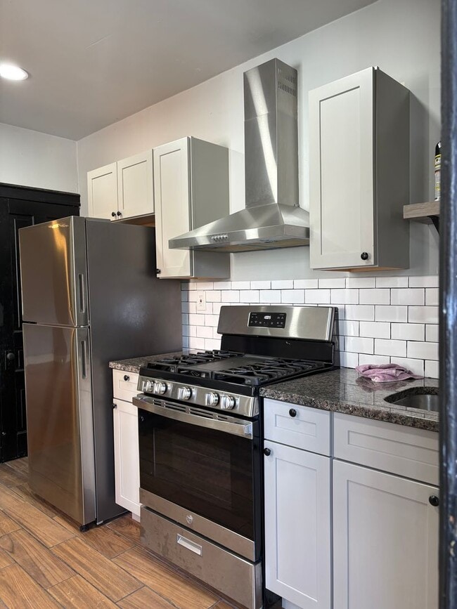 Building Photo - 948 W Maple St