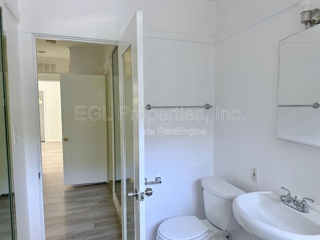 Building Photo - 358 N San Vicente Blvd